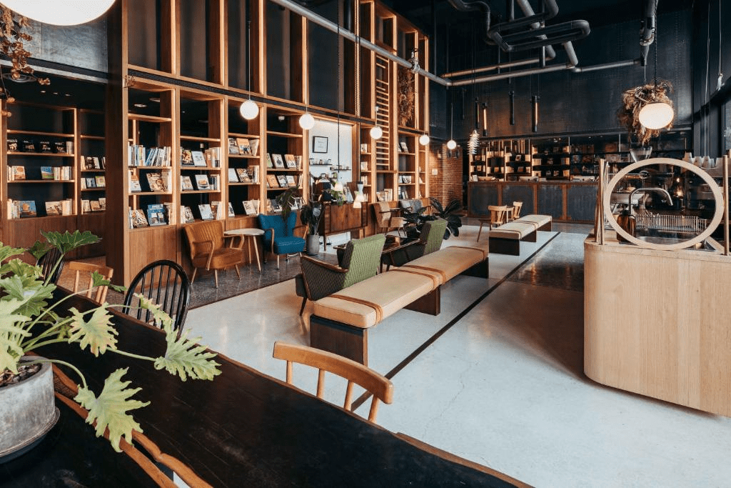 在冬日陽光穿過老街的瞬間前往台南住宿，把行李放下後沿著街角的香味慢慢認識這座城市