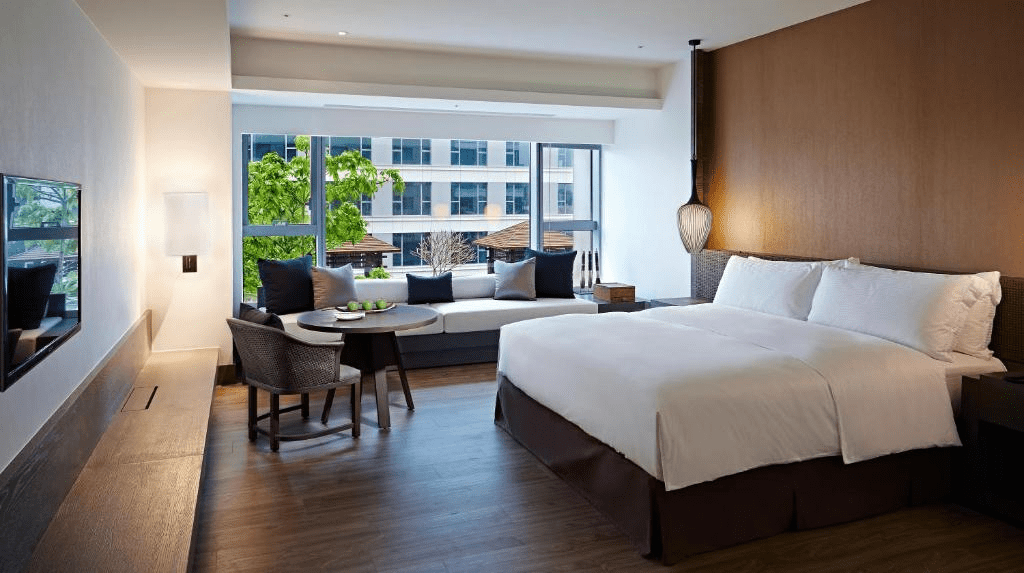 在冬日陽光穿過老街的瞬間前往台南住宿，把行李放下後沿著街角的香味慢慢認識這座城市