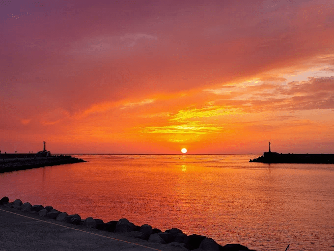 順著日光穿過台南台江濕地走向漁光島海面，看潮水與夕陽慢慢推開一日的節奏