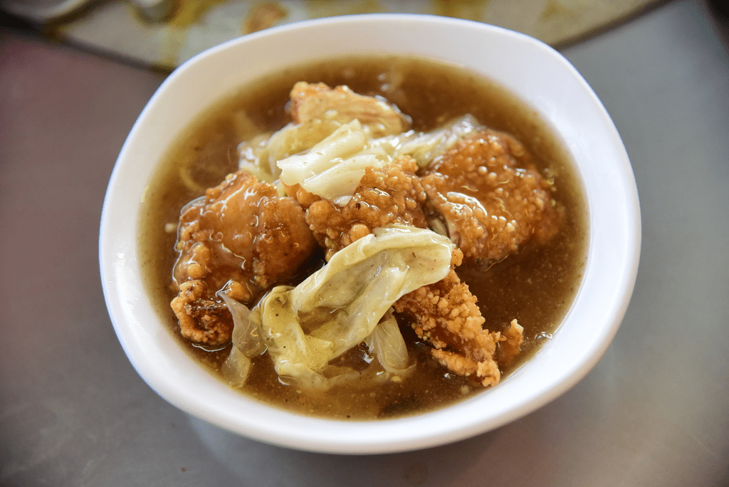 搭著竹筏在台南四草綠色隧道前行，沿著晨光與水影慢慢滑進被紅樹林包圍的安靜旅程