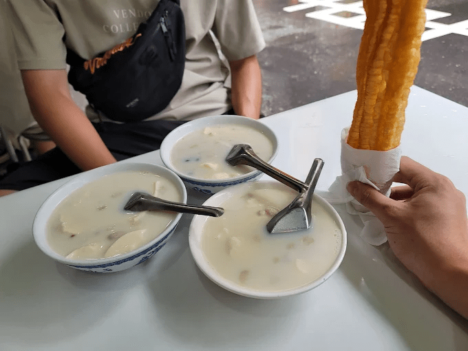 搭著竹筏在台南四草綠色隧道前行，沿著晨光與水影慢慢滑進被紅樹林包圍的安靜旅程