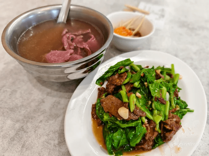 順著日光穿過台南台江濕地走向漁光島海面，看潮水與夕陽慢慢推開一日的節奏