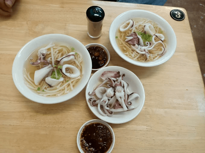 順著日光穿過台南台江濕地走向漁光島海面，看潮水與夕陽慢慢推開一日的節奏