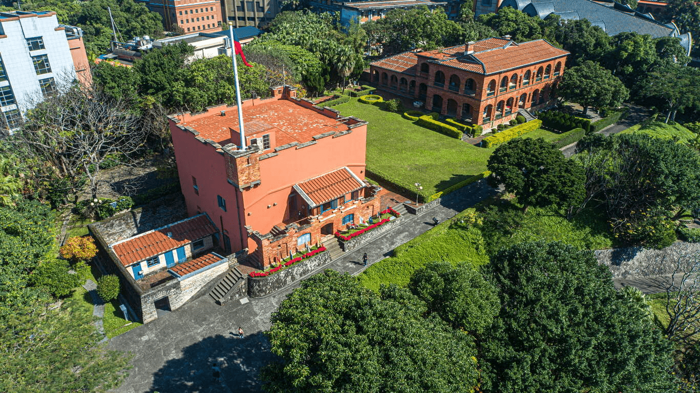 山海之間的歷史記憶，走進紅磚古堡與夕陽，淡水紅毛城教我的溫柔故事