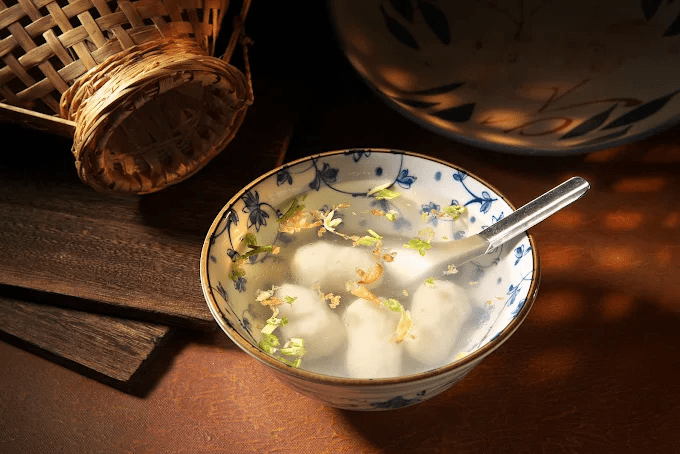 沿著河光走一趟淡水老街，與味蕾邂逅，在歷史與海風之間找到一份飽足