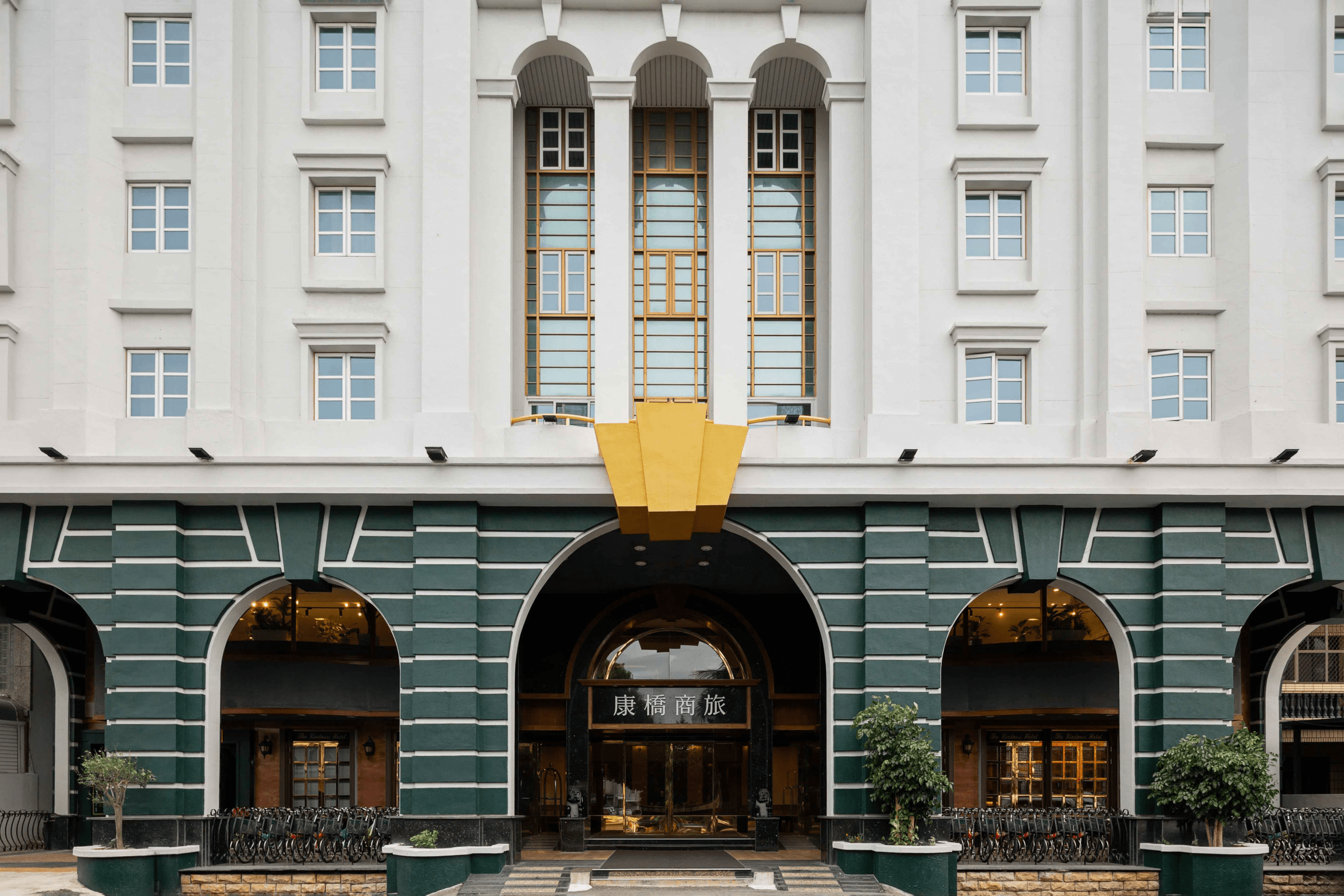 在台東的海風裡住一晚，旅程不必華麗，住進康橋商旅台東館的柔亮夜晚