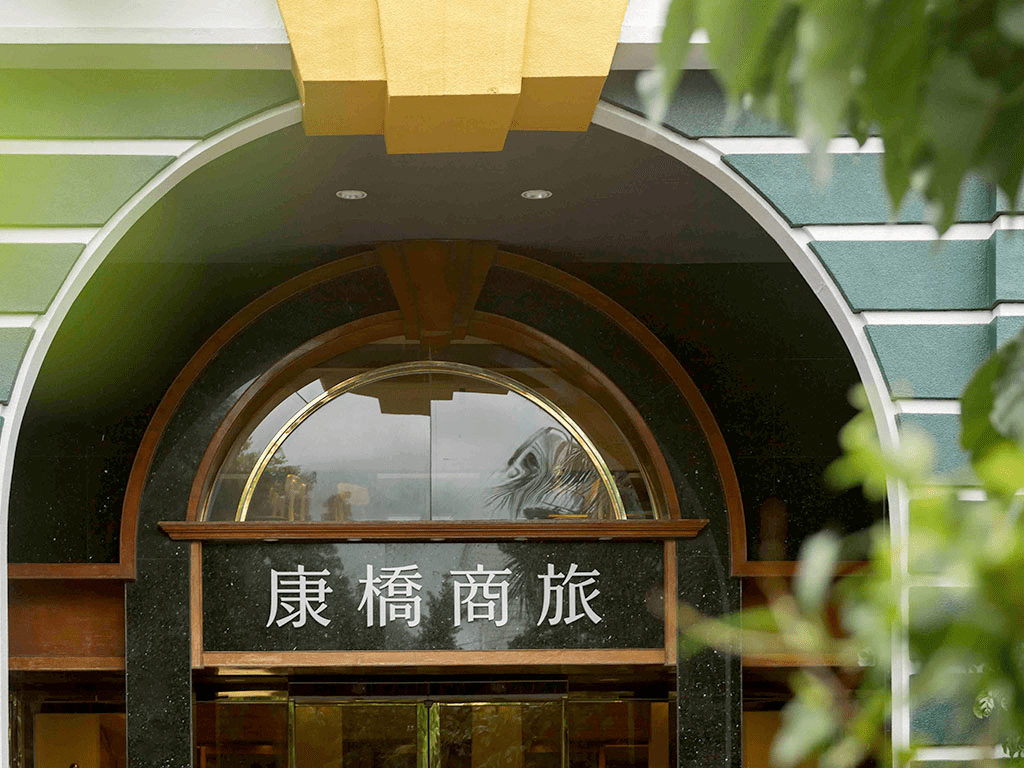 在台東的海風裡住一晚，旅程不必華麗，住進康橋商旅台東館的柔亮夜晚