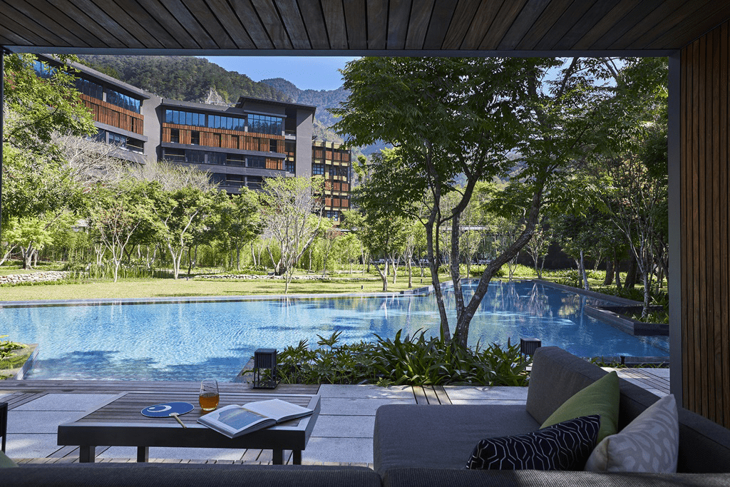 聽山風泡湯，看日光移動，走進虹夕諾雅谷關，每一扇窗都是山景的禮物