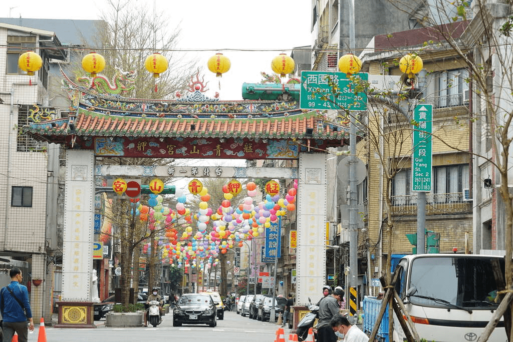 在時光香氣中散步的一天，光影灑落的老街角落，台北的故事從這裡開始