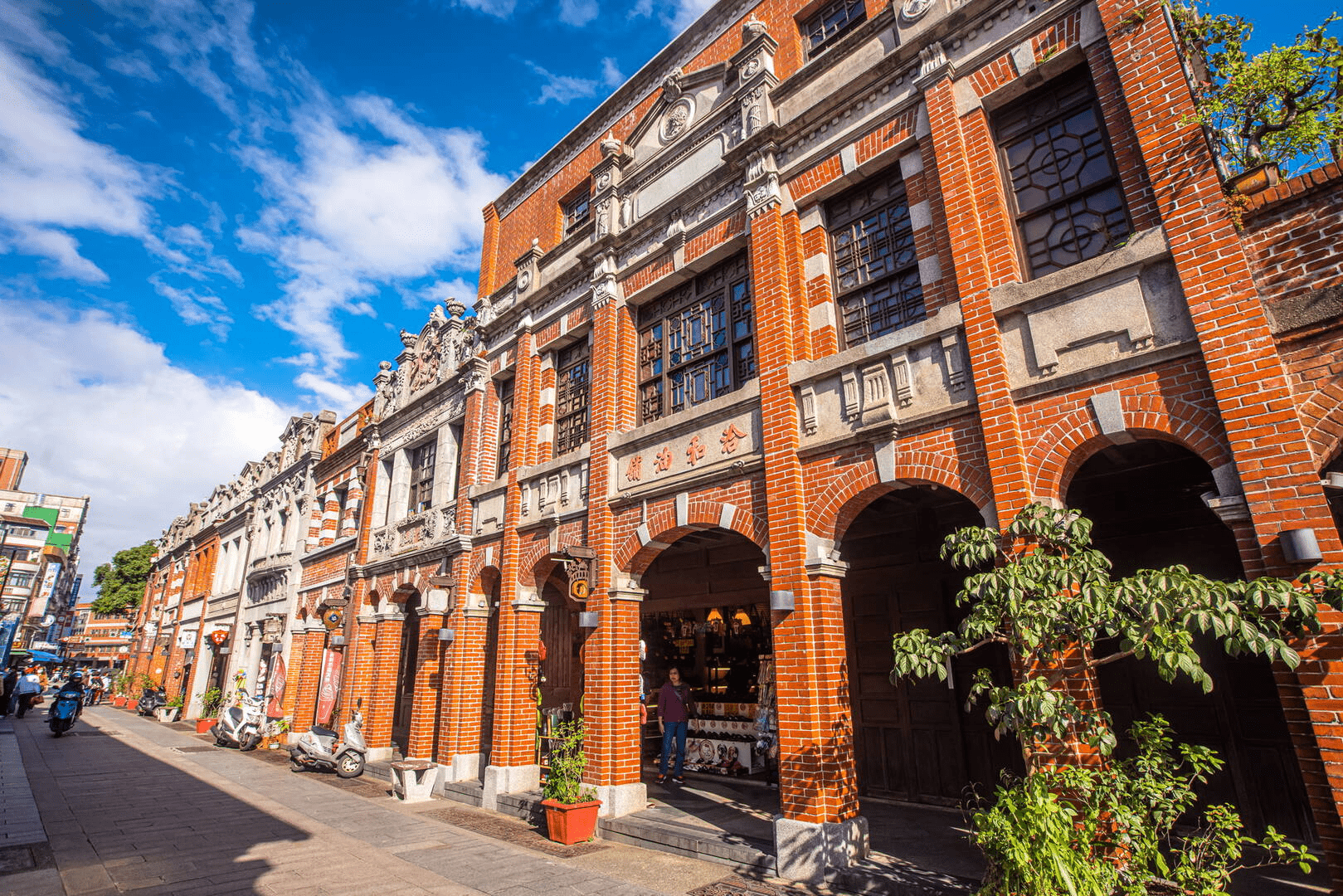 在時光香氣中散步的一天，光影灑落的老街角落，台北的故事從這裡開始