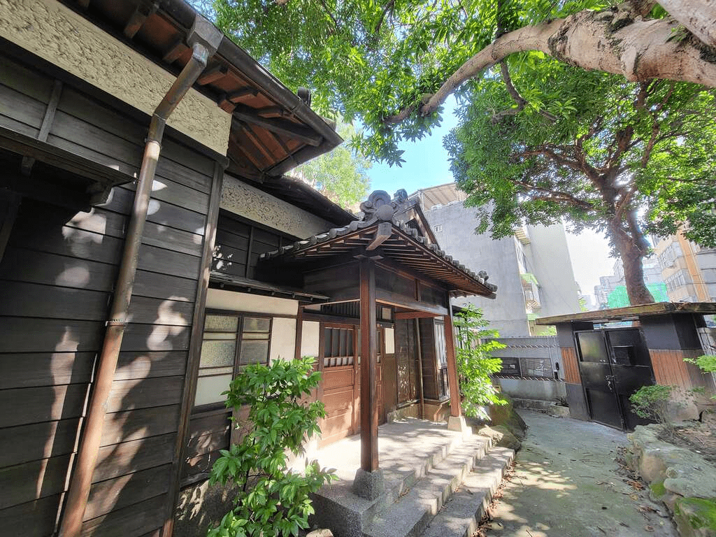 在時光香氣中散步的一天，光影灑落的老街角落，台北的故事從這裡開始