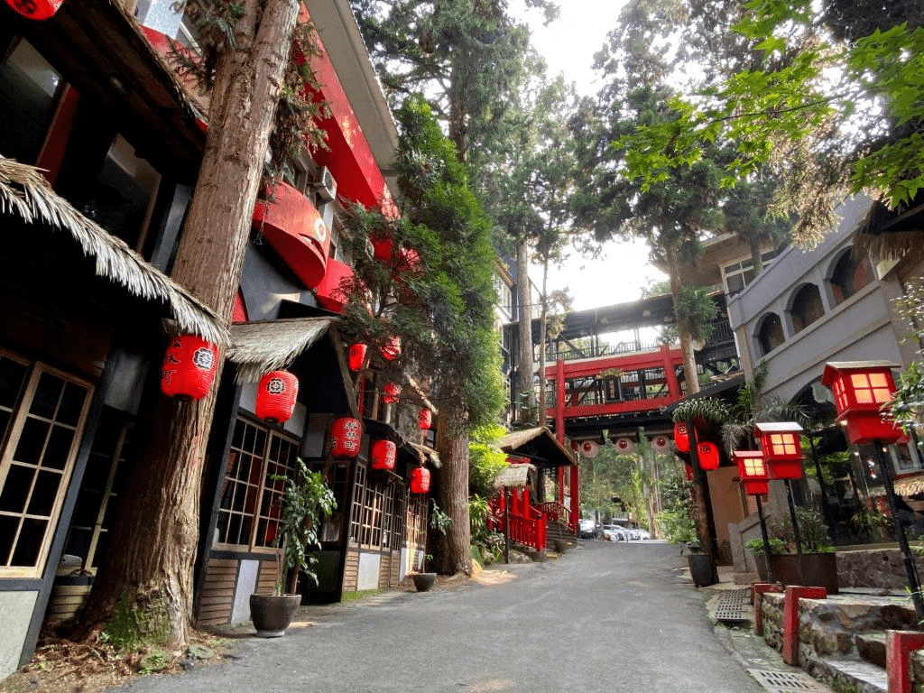 循著林間小徑前往溪頭明山森林會舘，讓住宿變成貼近山林節奏的輕旅行