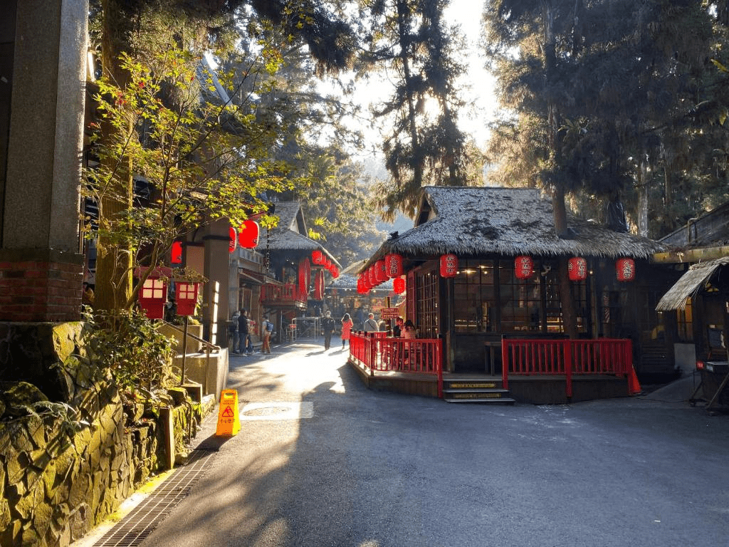 循著林間小徑前往溪頭明山森林會舘，讓住宿變成貼近山林節奏的輕旅行