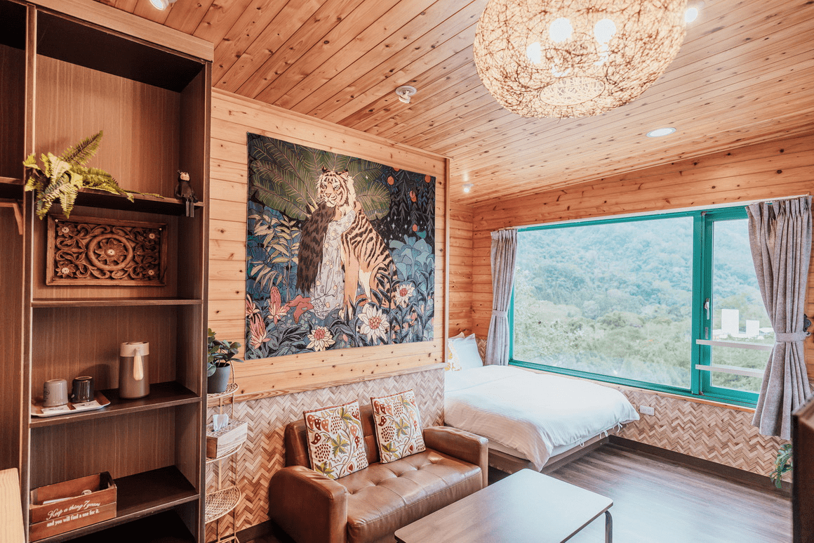 在苗栗安排一晚停留，用旅宿裡的柔和燈光替自己換上一種更慢的節奏