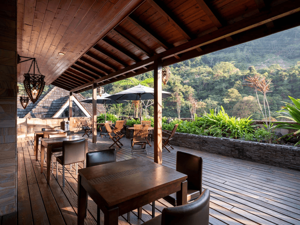 在台中谷關溫泉被山色包圍的午後，把自己浸進一池剛剛好的熱度裡放鬆