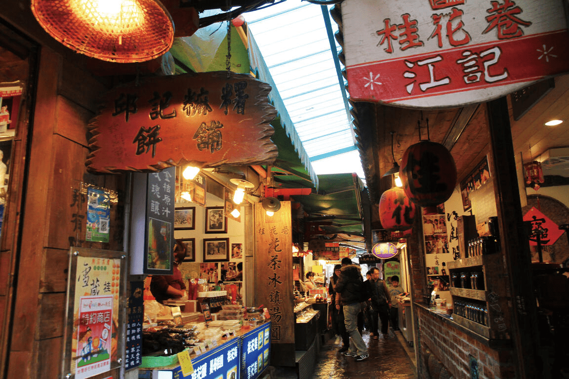 南庄老街巷弄中的古樸氣息與桂花香氣吸引無數遊客