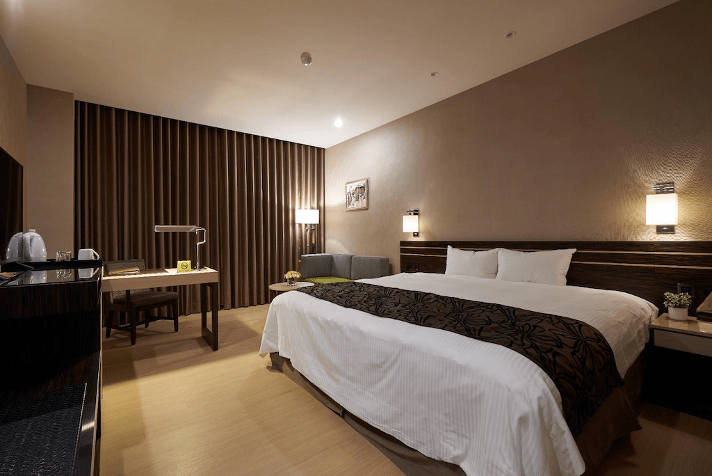 走過新竹舊城再一路往苗栗山線前進，在不同住宿裡感受旅程從城市滑入山谷的輕柔轉場