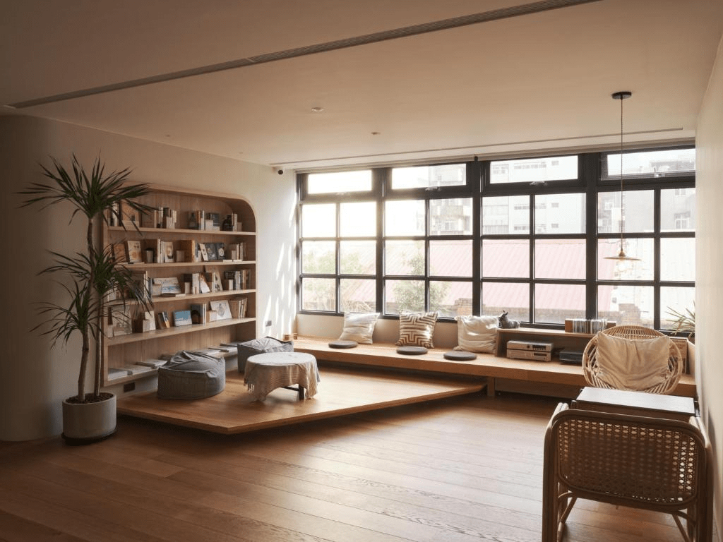 走過新竹舊城再一路往苗栗山線前進，在不同住宿裡感受旅程從城市滑入山谷的輕柔轉場