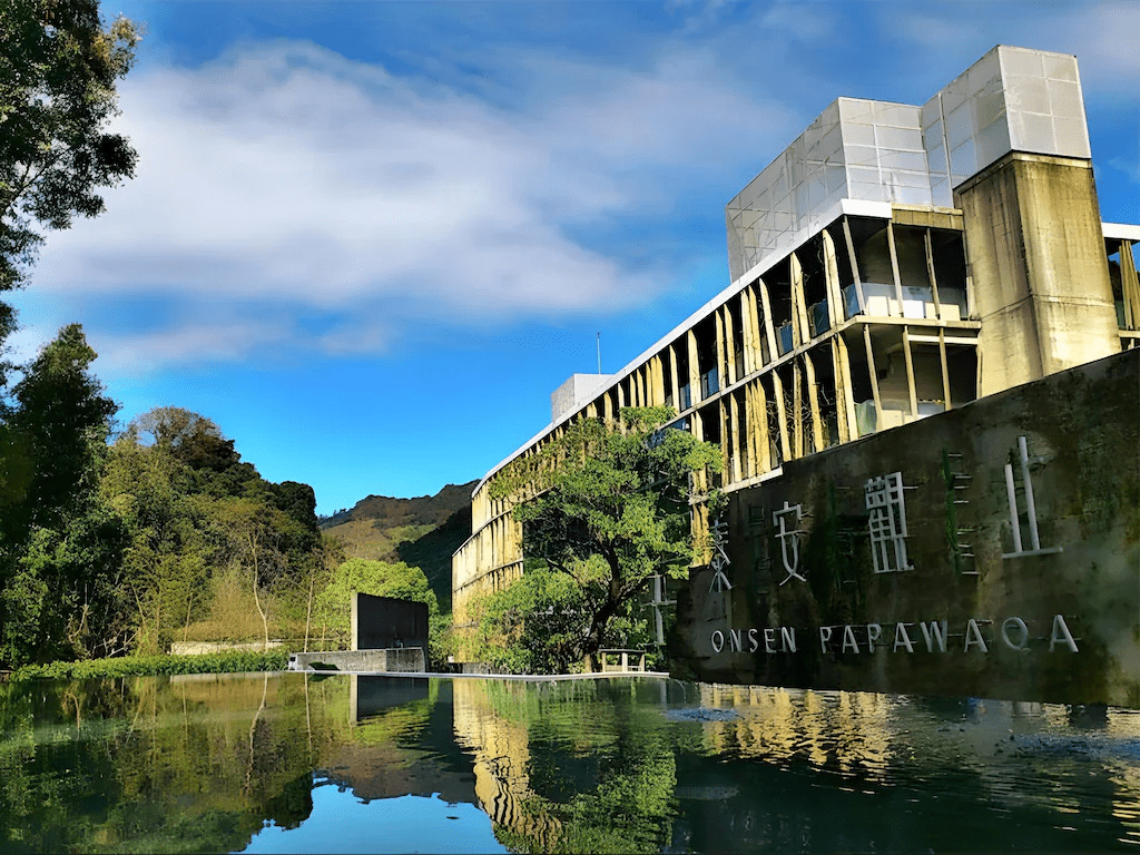 走過新竹舊城再一路往苗栗山線前進，在不同住宿裡感受旅程從城市滑入山谷的輕柔轉場