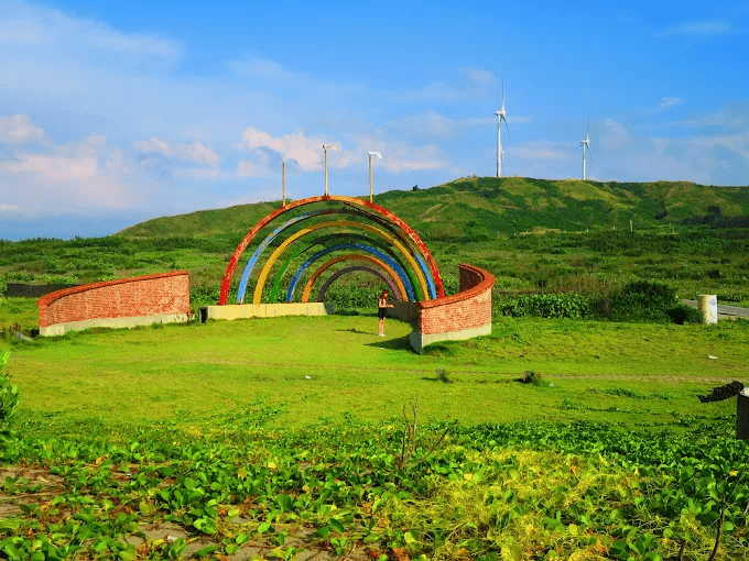 沿著苗栗後龍好望角的山坡向海走去，讓風帶著你穿過草地、隧道與港口的溫柔景色