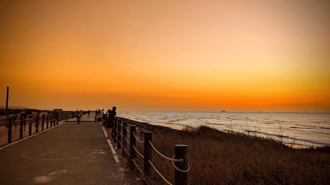 沿著苗栗後龍好望角的山坡向海走去，讓風帶著你穿過草地、隧道與港口的溫柔景色