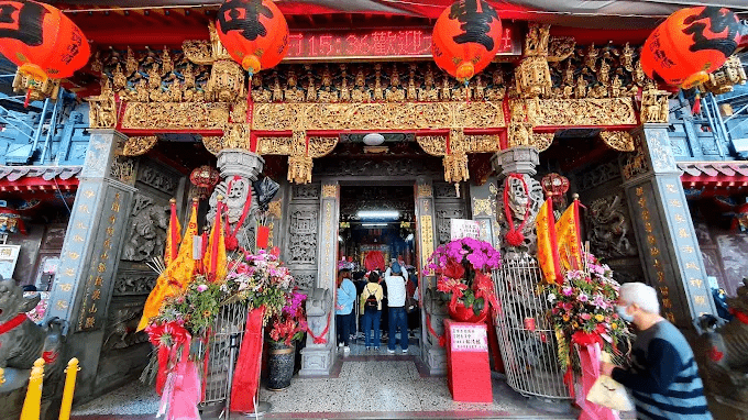 沿著苗栗後龍好望角的山坡向海走去，讓風帶著你穿過草地、隧道與港口的溫柔景色