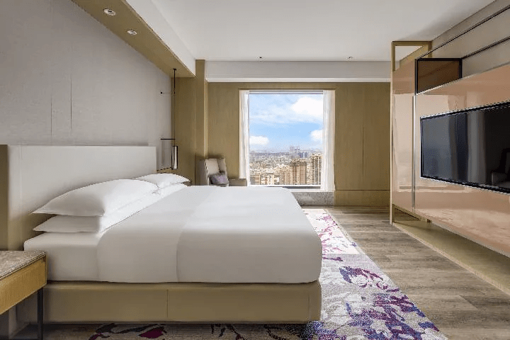 把行李放進高雄萬豪酒店的房間後,讓窗外的城市景色陪你展開一趟自在的探索