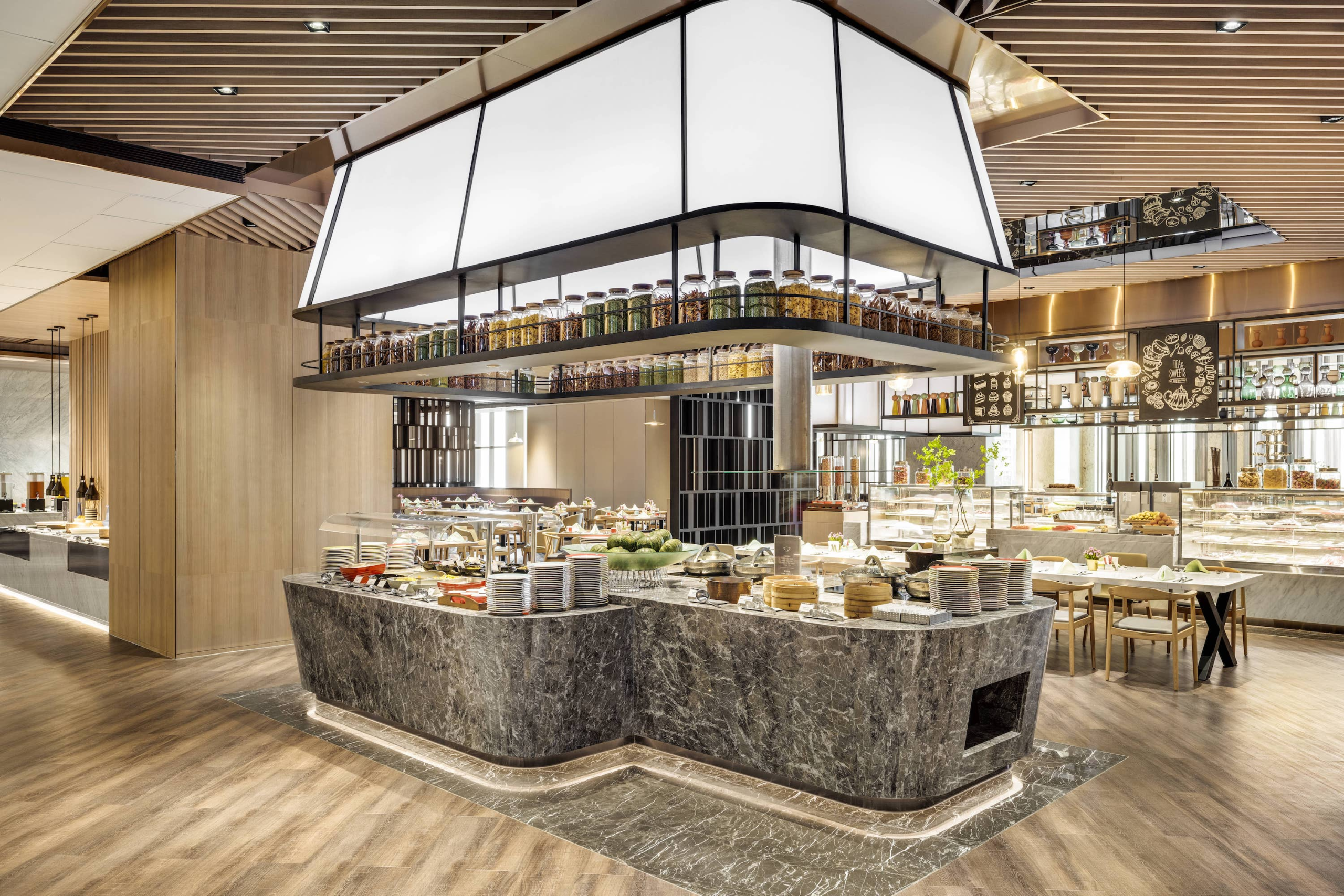 把行李放進高雄萬豪酒店的房間後,讓窗外的城市景色陪你展開一趟自在的探索