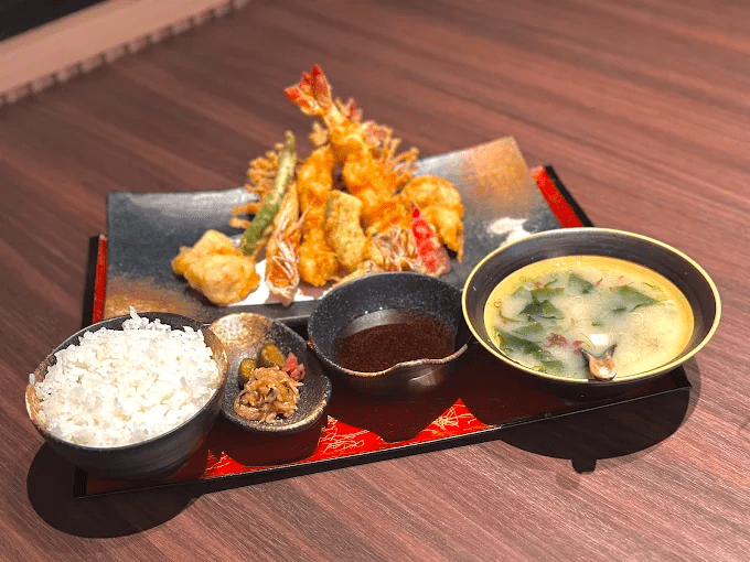 把行李放進高雄萬豪酒店的房間後,讓窗外的城市景色陪你展開一趟自在的探索