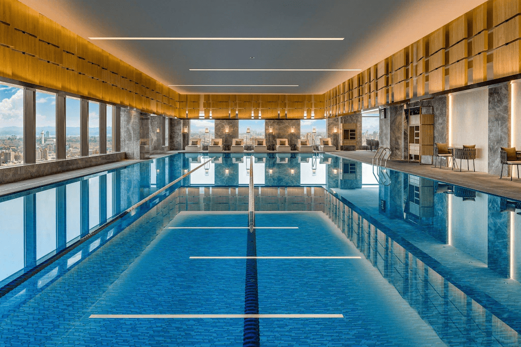 把行李放進高雄萬豪酒店的房間後,讓窗外的城市景色陪你展開一趟自在的探索