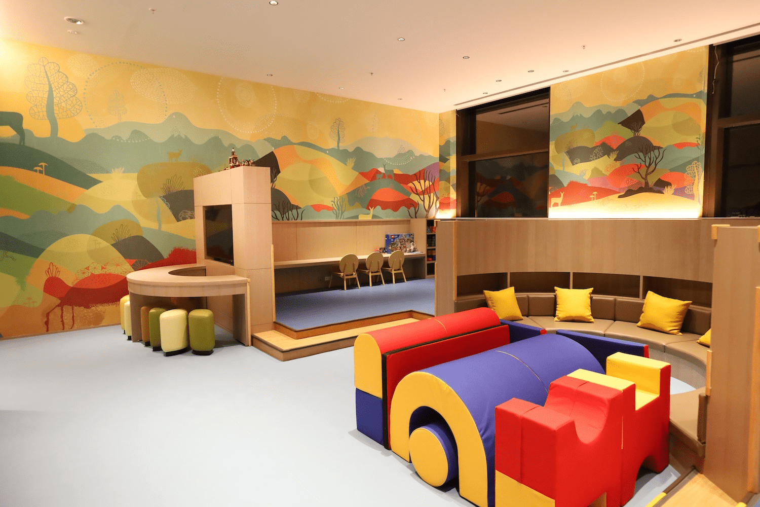 把行李放進高雄萬豪酒店的房間後,讓窗外的城市景色陪你展開一趟自在的探索