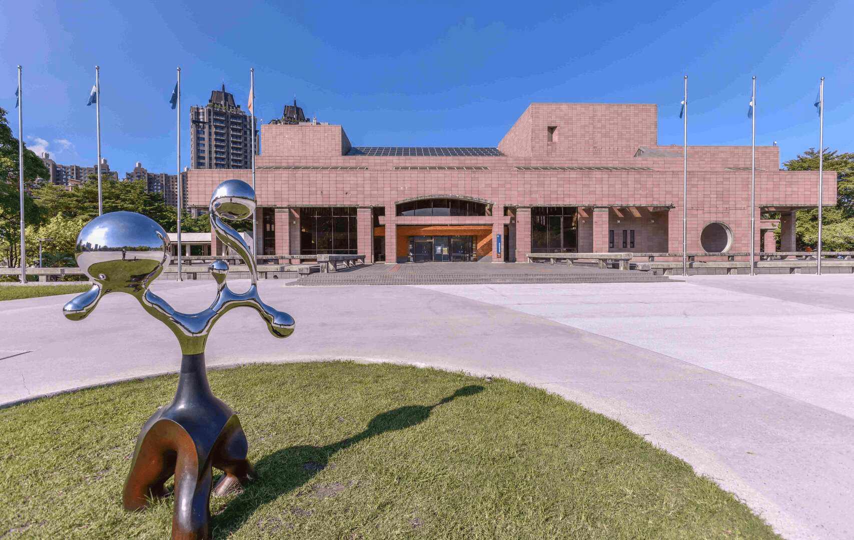 把行李放進高雄萬豪酒店的房間後,讓窗外的城市景色陪你展開一趟自在的探索