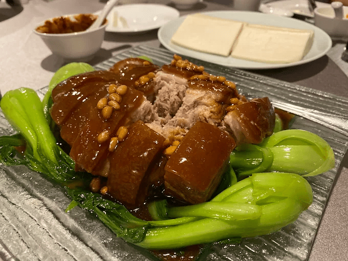 把行李放進高雄福華大飯店的那一刻,感覺旅程忽然輕盈起來,城市風景也跟著變柔軟