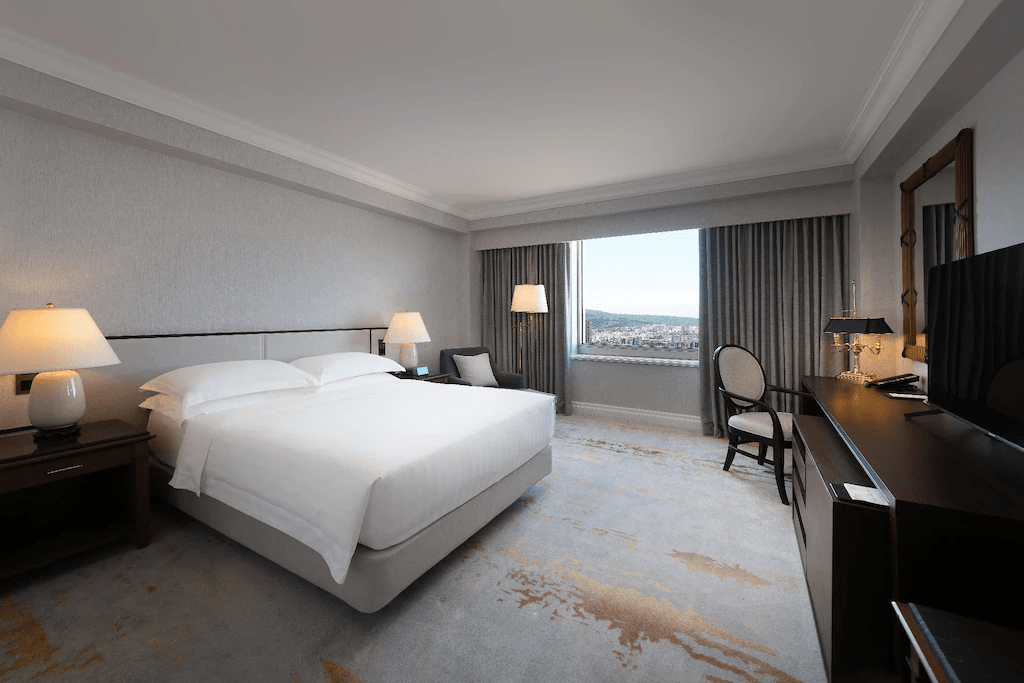 傍晚走回高雄漢來大飯店，看城市燈影拉開夜色，旅途的放鬆就從這裡慢慢發酵