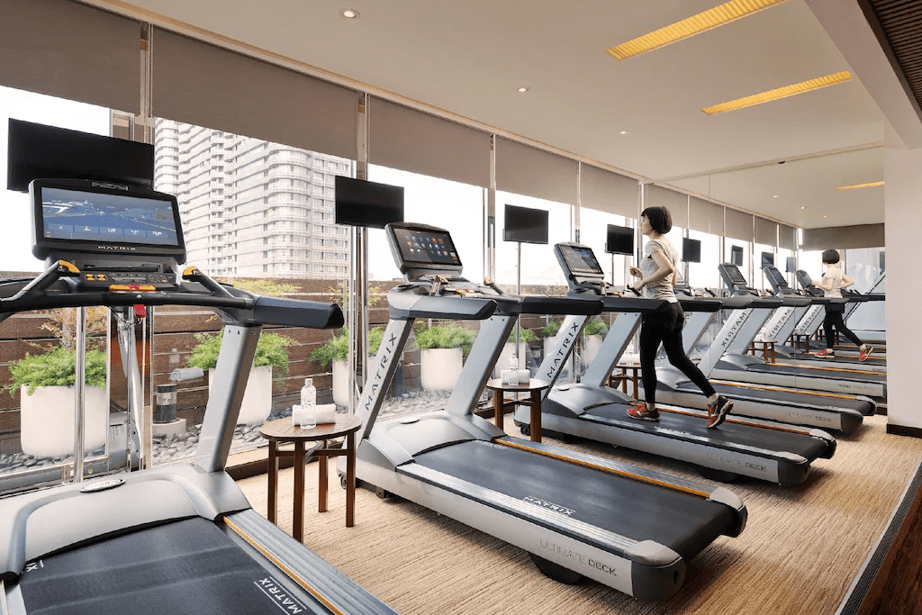 傍晚走回高雄漢來大飯店，看城市燈影拉開夜色，旅途的放鬆就從這裡慢慢發酵