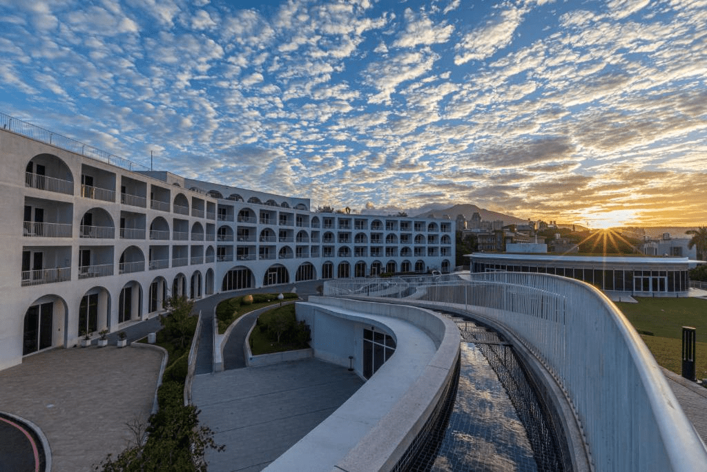 從捷運散步回到淡水將捷金鬱金香酒店，讓旅程在夕色落下時慢慢沉進最舒服的節奏