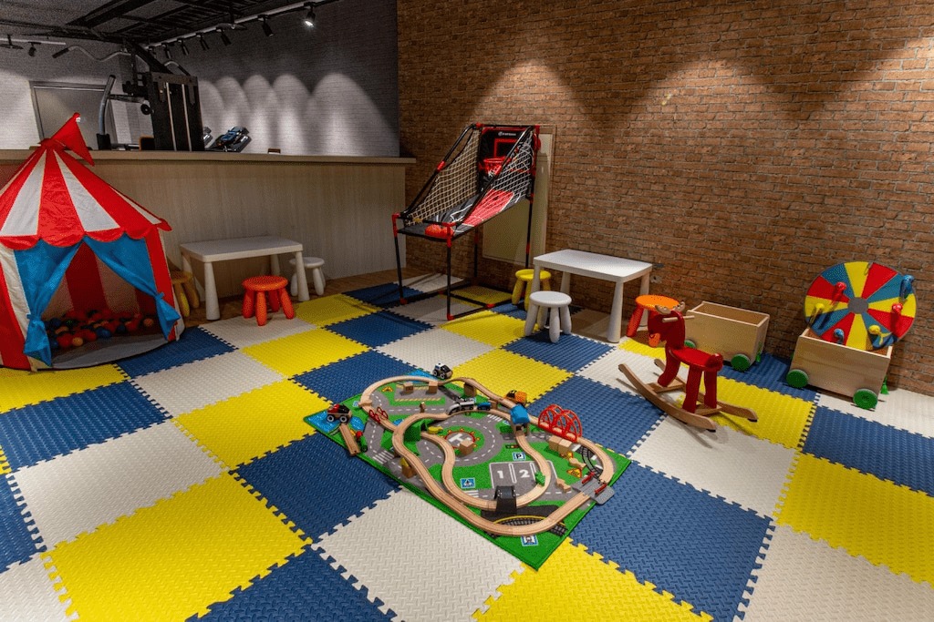 從捷運散步回到淡水將捷金鬱金香酒店，讓旅程在夕色落下時慢慢沉進最舒服的節奏