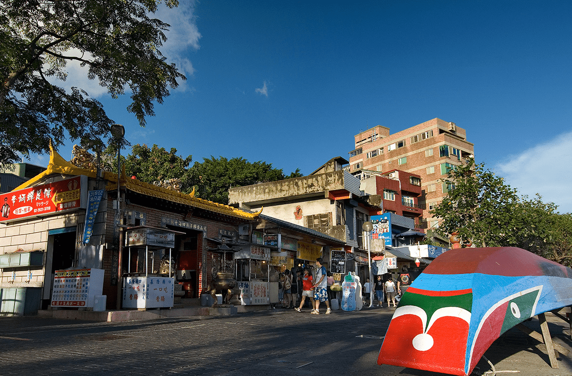 從捷運散步回到淡水將捷金鬱金香酒店，讓旅程在夕色落下時慢慢沉進最舒服的節奏