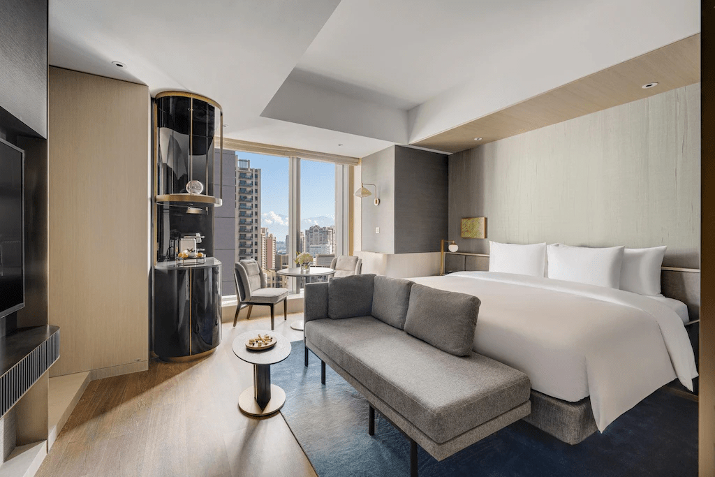 走進高雄的海灣景色時，挑一間順著行程節奏的住宿，讓散步與休息都剛剛好貼合心意