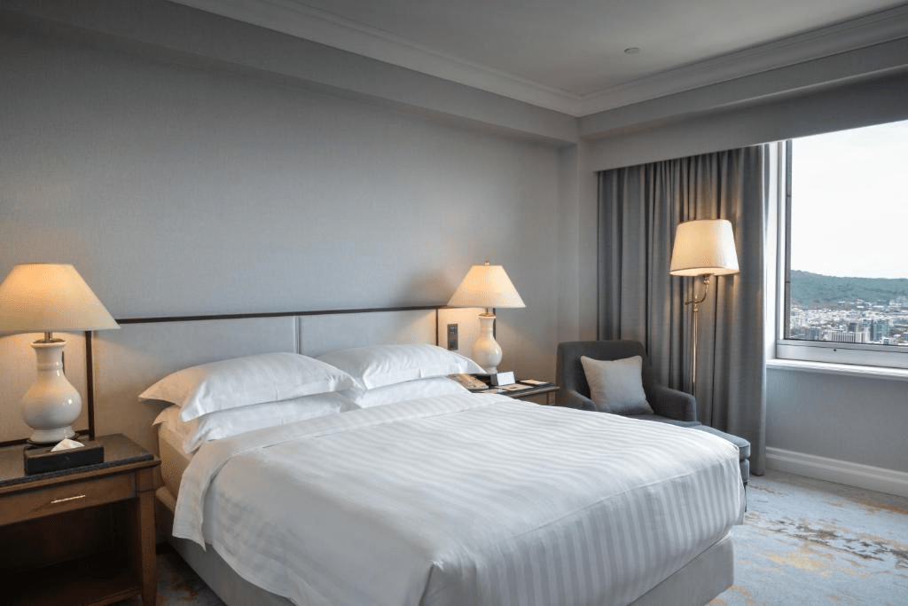 走進高雄的海灣景色時，挑一間順著行程節奏的住宿，讓散步與休息都剛剛好貼合心意