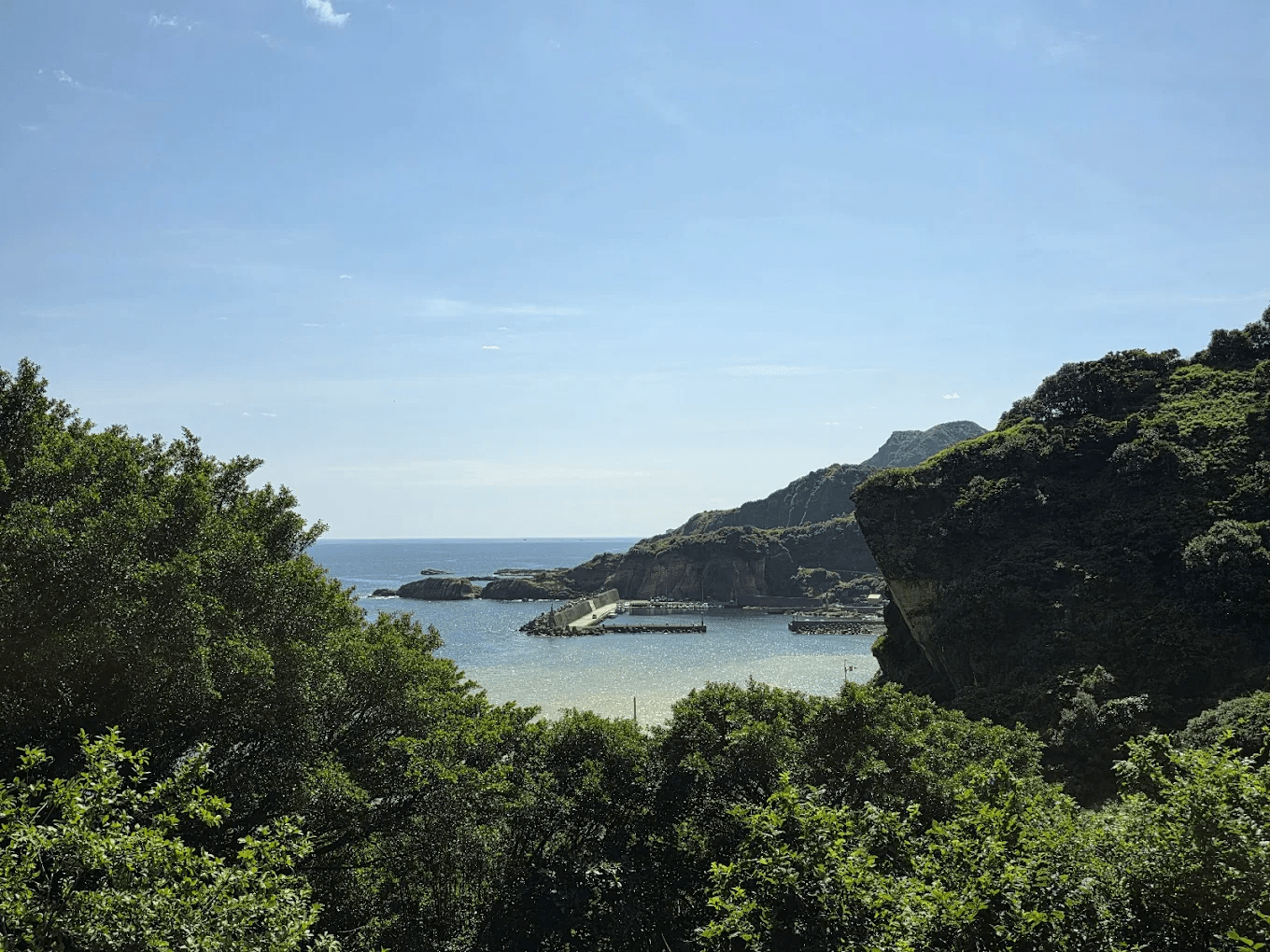 從景觀台遠眺海景與山城