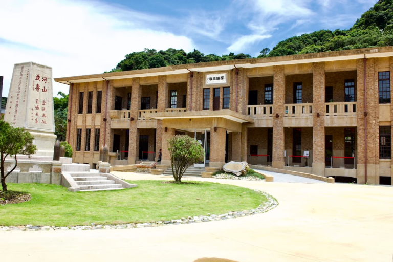 基隆要塞司令部｜百年軍事古蹟變身文青秘境，免費入場、還能喝咖啡賞海景！
