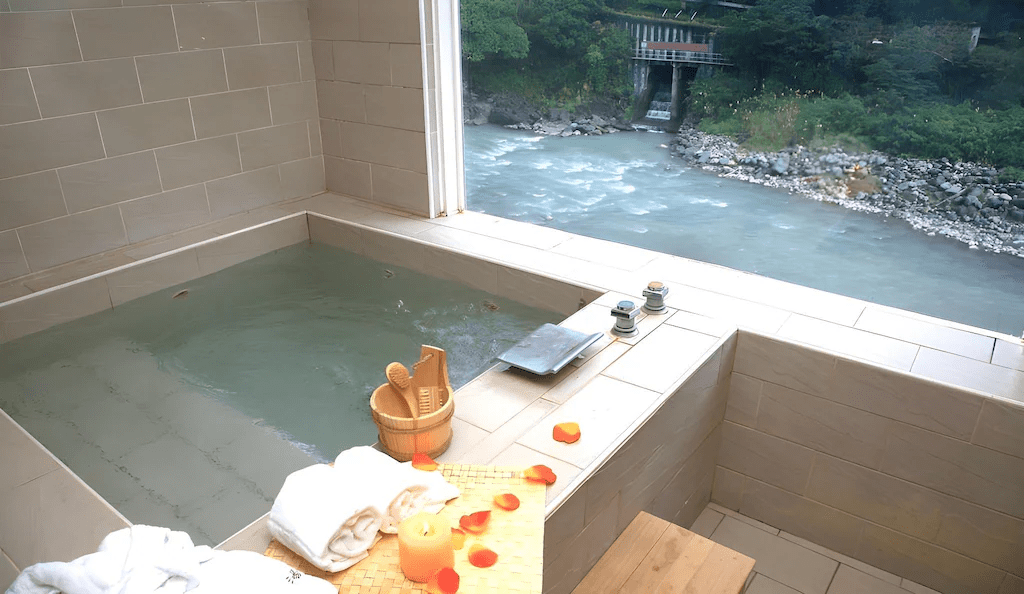 冬日裡的烏來最迷人，在山與溪之間泡湯取暖、聽風聲流動