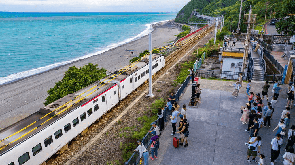 秋天的台東最讓人心動,騎單車穿過金色稻田,在華源海灣的夕陽裡看天色倒映海面
