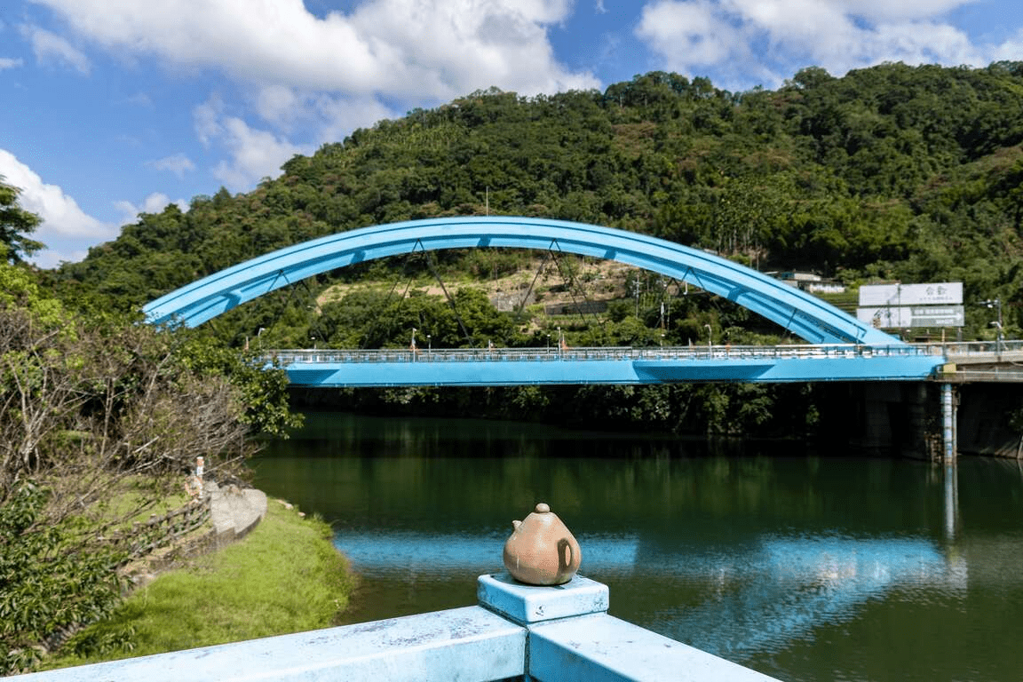 坪林老街的水岸茶壺裝飾，象徵著茶鄉的濃厚風情