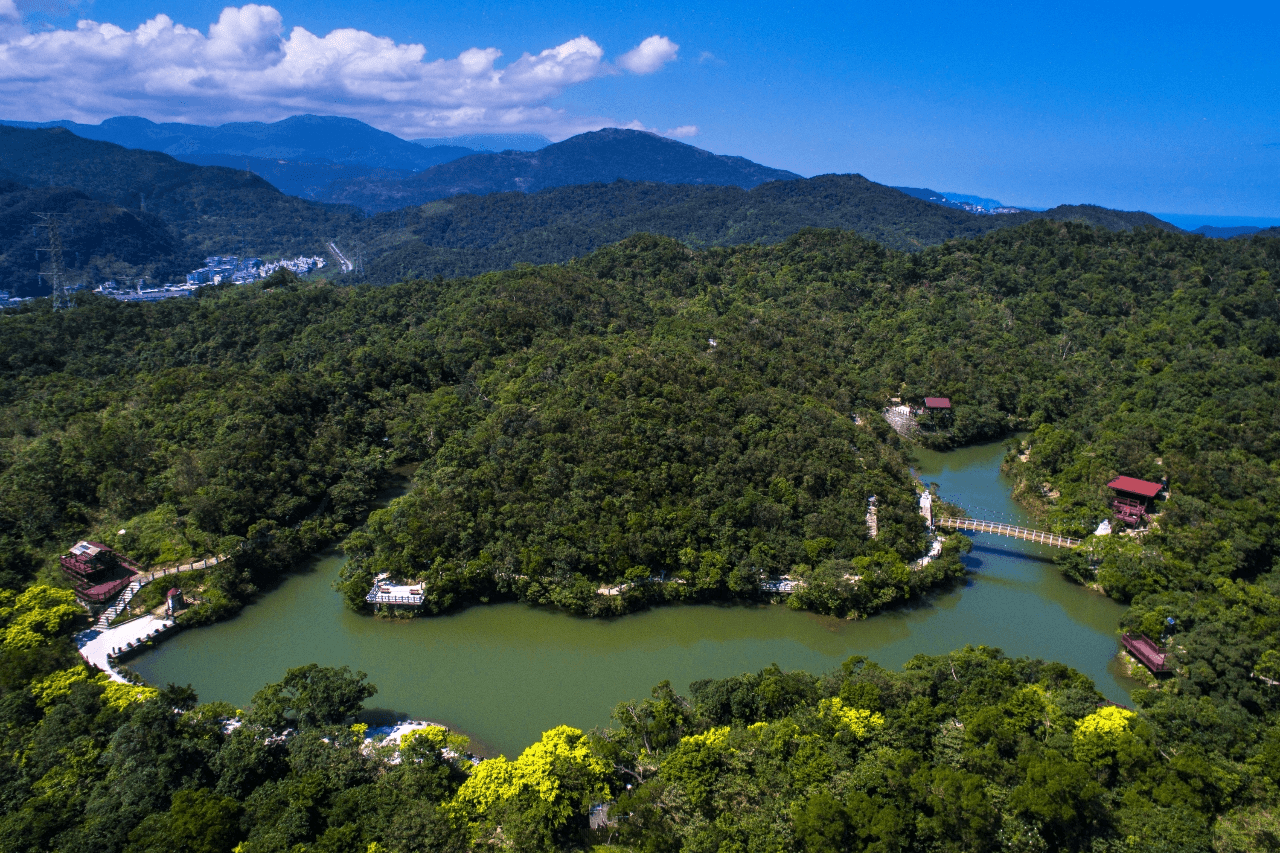 在基隆的山與湖之間散步，把情人湖公園的靜謐藏進記憶裡