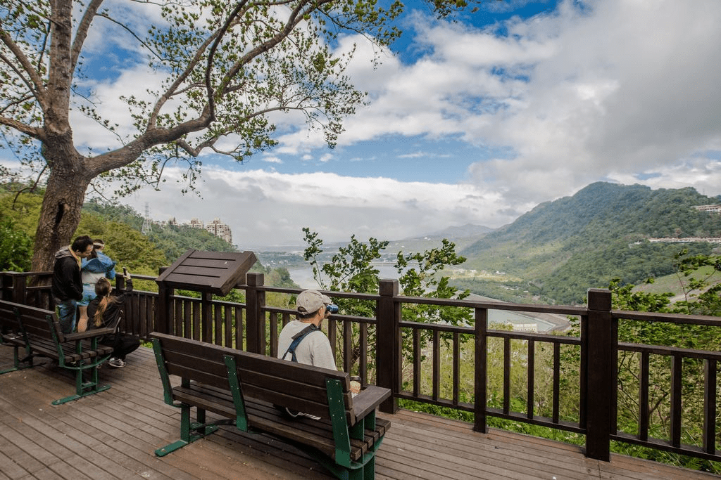 在秋天的石門水庫追一場楓紅倒影，看風輕拂過靜靜的湖面