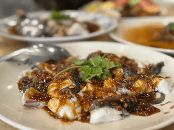 在秋天的石門水庫追一場楓紅倒影，看風輕拂過靜靜的湖面