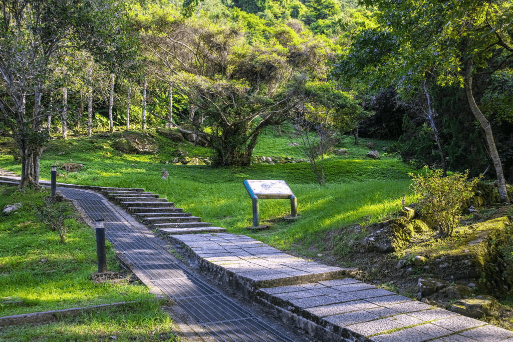 在秋天的石門水庫追一場楓紅倒影，看風輕拂過靜靜的湖面