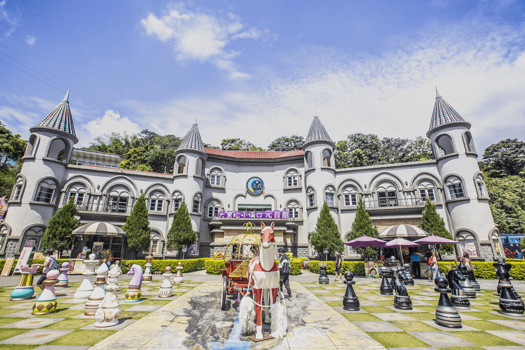 放慢腳步遊埔里，在鯉魚潭聽風掠過水面，再上虎頭山看燈火漸亮